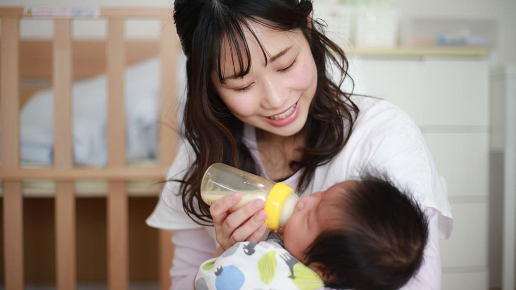 Bottle feeding baby on the go discount